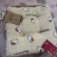 ハローキティ エンボスキルト座布団 30×30cm 学童クッションのサムネイル