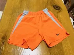 NIKE ショーツ　オレンジ　サイズMのサムネイル