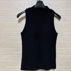 黒のリブ編みハイネックノースリーブ