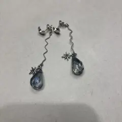 月とドロップチャームの揺れるピアス シルバーカラー