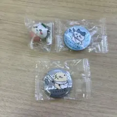 ちいかわ×くら寿司のマスコットと缶バッジのセット