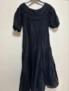 ヘザー　黒のフリル付きボートネックロングワンピース