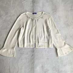 ブルーレーベル ビジュー付きアイボリーカーディガン　袖フリルのサムネイル