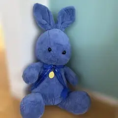 青いウサギのぬいぐるみ