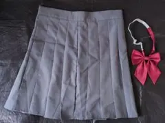 コスプレ　グレー スカート Lサイズ + 赤リボン