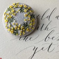 ミモザのリースの手刺繍ブローチ　はらぺこ*あおむしハンドメイド