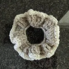 グレーと白のフリルシュシュ　毛糸　ハンドメイド　シュシュ