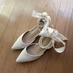 パールリボン付きホワイトパンプス