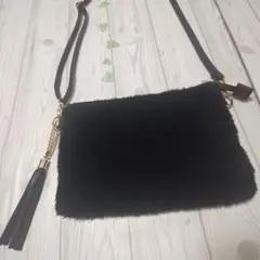黒いファーショルダーバッグ タッセル付き　ふわふわ　シンプル　黒
