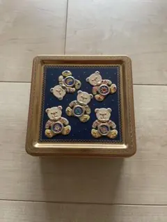 【羽田空港限定商品】青山デカーボ くま缶 小物入れ 装飾付きのサムネイル