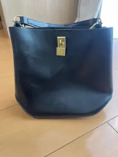 ブラックショルダーバッグのサムネイル