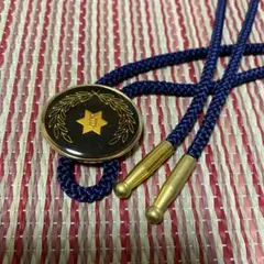 ネイビーのループタイ 金色装飾