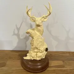 アイボリーの鹿の置物
