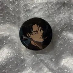 進撃の巨人 カラオケの鉄人 カラ鉄 缶バッジ 黒スーツ リヴァイ