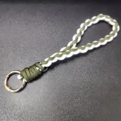 【ハンドメイド】手作りオリーブグリーンとホワイトのスマホストラップ