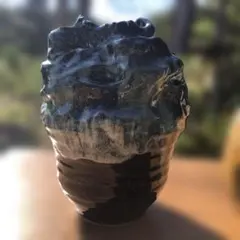 波状デザインの陶器花瓶