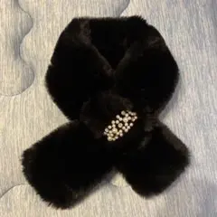 CROIS 黒ファーマフラー パールブローチ付き