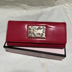 エミリアウィズ 長財布 パテントレザー レッド ビジュー ロゴプレート 箱付き⁠のサムネイル