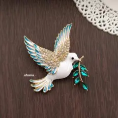 【K22】枝をくわえた青い羽の鳥ブローチ　くちばしゴールド サイズ大　北欧風