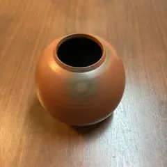 茶色い陶器製の花瓶