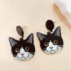 ハチワレ猫 顔 ピアス ユニーク 個性的 白黒 にゃんこ