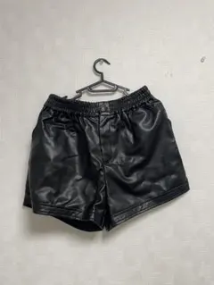 黒 合成皮革 ショートパンツ