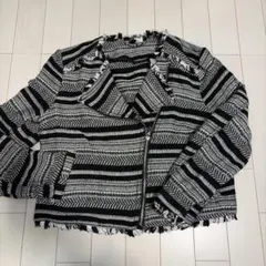 ノーカラージャケット 黒と白のストライプ