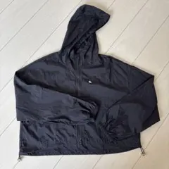 フード付き黒ジャケット