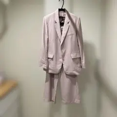 薄いピンク セットアップ ジャケットとパンツ