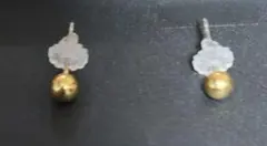 シンプルなゴールドとシルバーのスタッドピアス