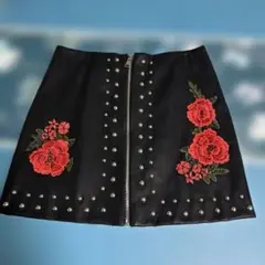FOREVER 21 バラの刺繍黒タイトスカート