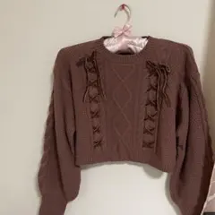 リボン付き 赤いセーター アクシーズファム