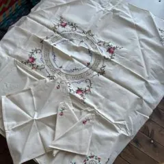 刺繍入りアイボリーのテーブルクロスセット