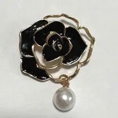 黒いバラとパールのブローチ