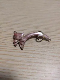 猫モチーフ ブローチ ピンクゴールドカラー