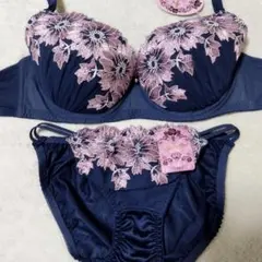 新品 ☆ グラナティス ☆ F70 寄せ上げ 谷間 ブラ＆ショーツ 花柄 刺繍のサムネイル
