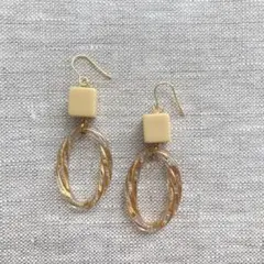 キューブとオバール型のピアス