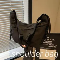 メッセンジャーバッグ　斜めがけバッグ 黒 ブラック 軽量 ショルダー 男女兼用