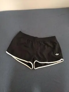 adidas 黒ショートパンツ