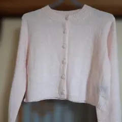 淡いピンクのニットカーディガン