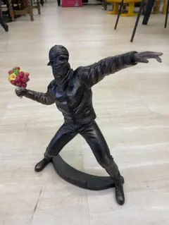 オブジェ　「Love is in the Air」　愛は空中に　置物　バンクシー