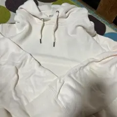 UNIQLO ホワイト フード付きパーカー