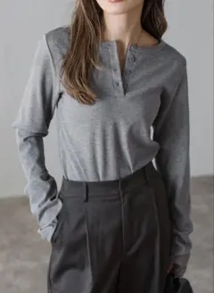 新品】BONJOUR SAGAN 前後2WAYラメリブヘンリーネックプルオーバー