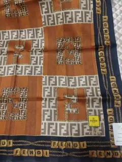 希少新品未使用　FENDI 大判ハンカチ ロゴチェーン