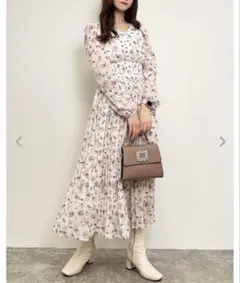 花柄Vネックプリーツワンピース