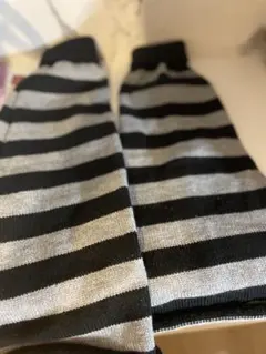 黒と灰色のストライプ レッグウォーマー