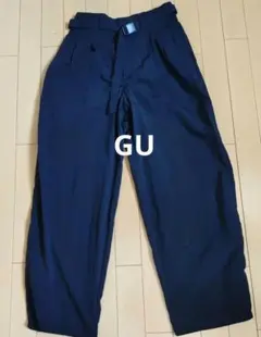GU 黒 ワイドパンツ ベルト付き プリーツ入り シャカシャカパンツ