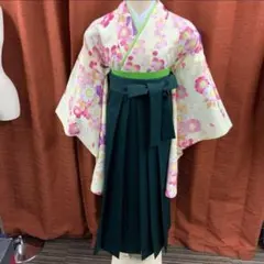 期間限定値下げ！【着物＋袴＋半幅帯】淡いイエローの着物にグリーンの袴のサムネイル