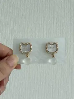 ビーズ刺繍ピアス　猫　ゴールド