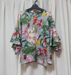 ZARA woman ブルーストライプにお花やボタニカル柄 フリル袖 ブラウスのサムネイル